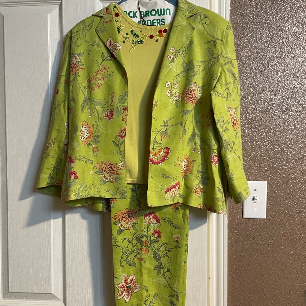 “Alain Manoukian” 3 piece linen pantsuit, Euro size: pants 42, jacket 44, tank S